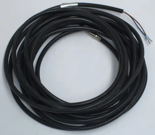 Schwarzes Kabel mit mehreren Schlaufen, möglicherweise ein Temperatursensor, mit freiliegenden Drähten an einem Ende. Produkt von Daikin zur Anwendung in Heizsystemen.